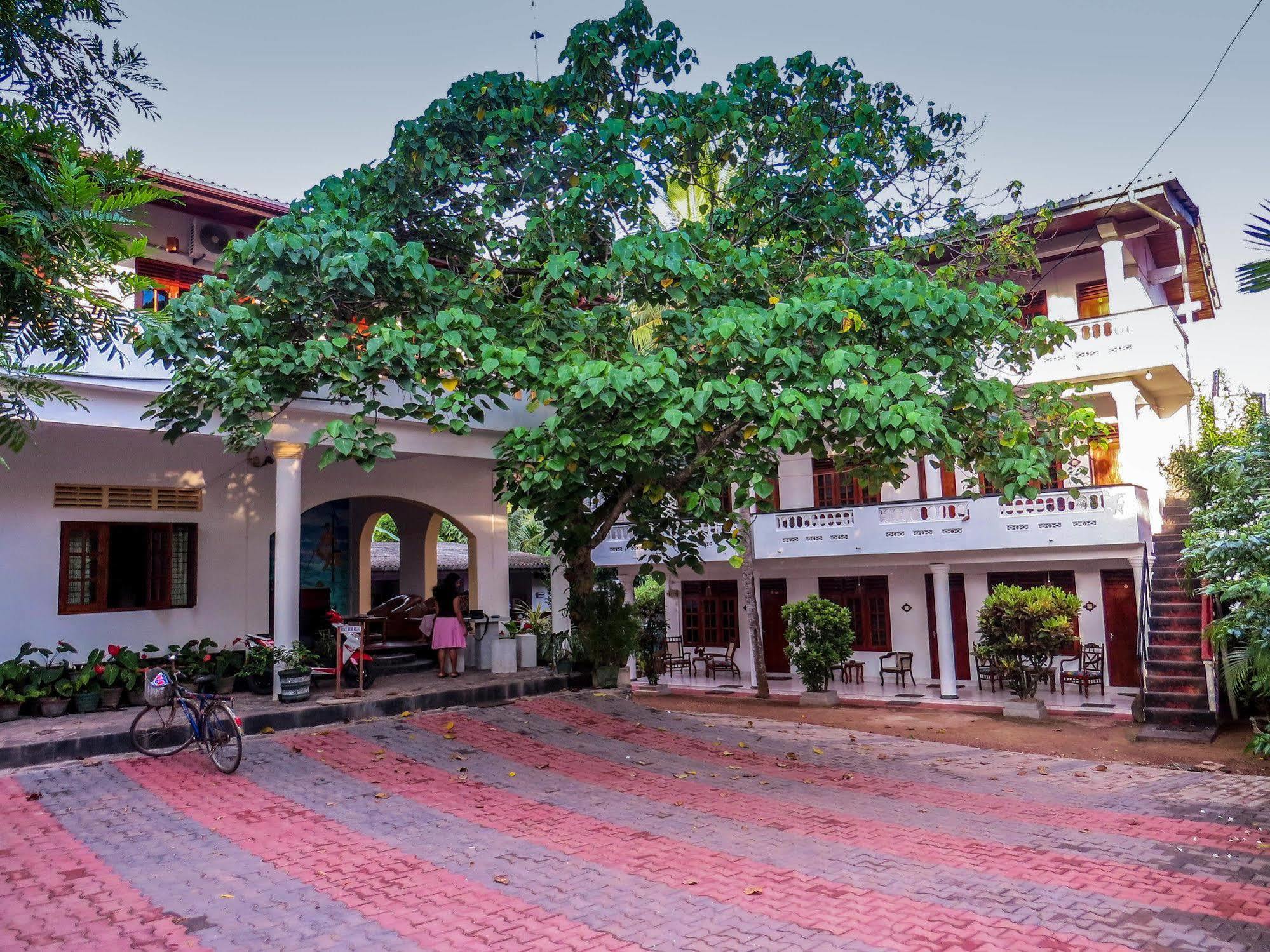 Happy Night Holiday Inn Unawatuna Exteriör bild