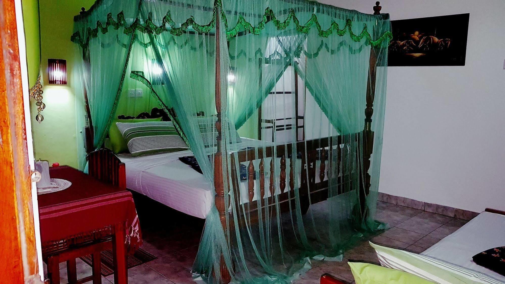 Happy Night Holiday Inn Unawatuna Exteriör bild