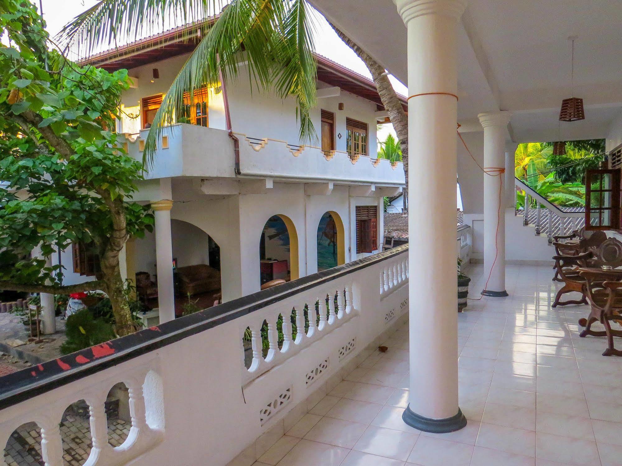 Happy Night Holiday Inn Unawatuna Exteriör bild