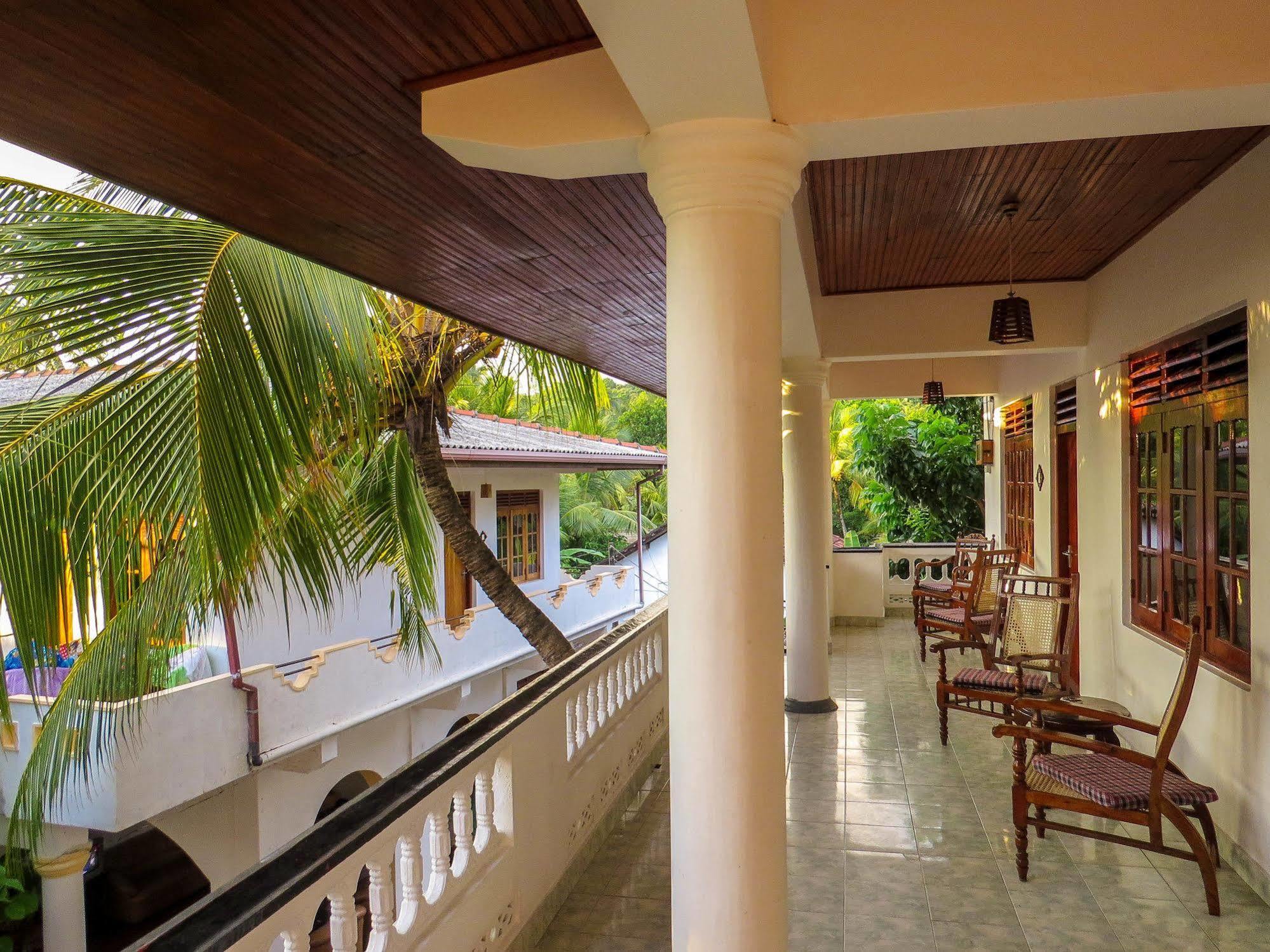 Happy Night Holiday Inn Unawatuna Exteriör bild