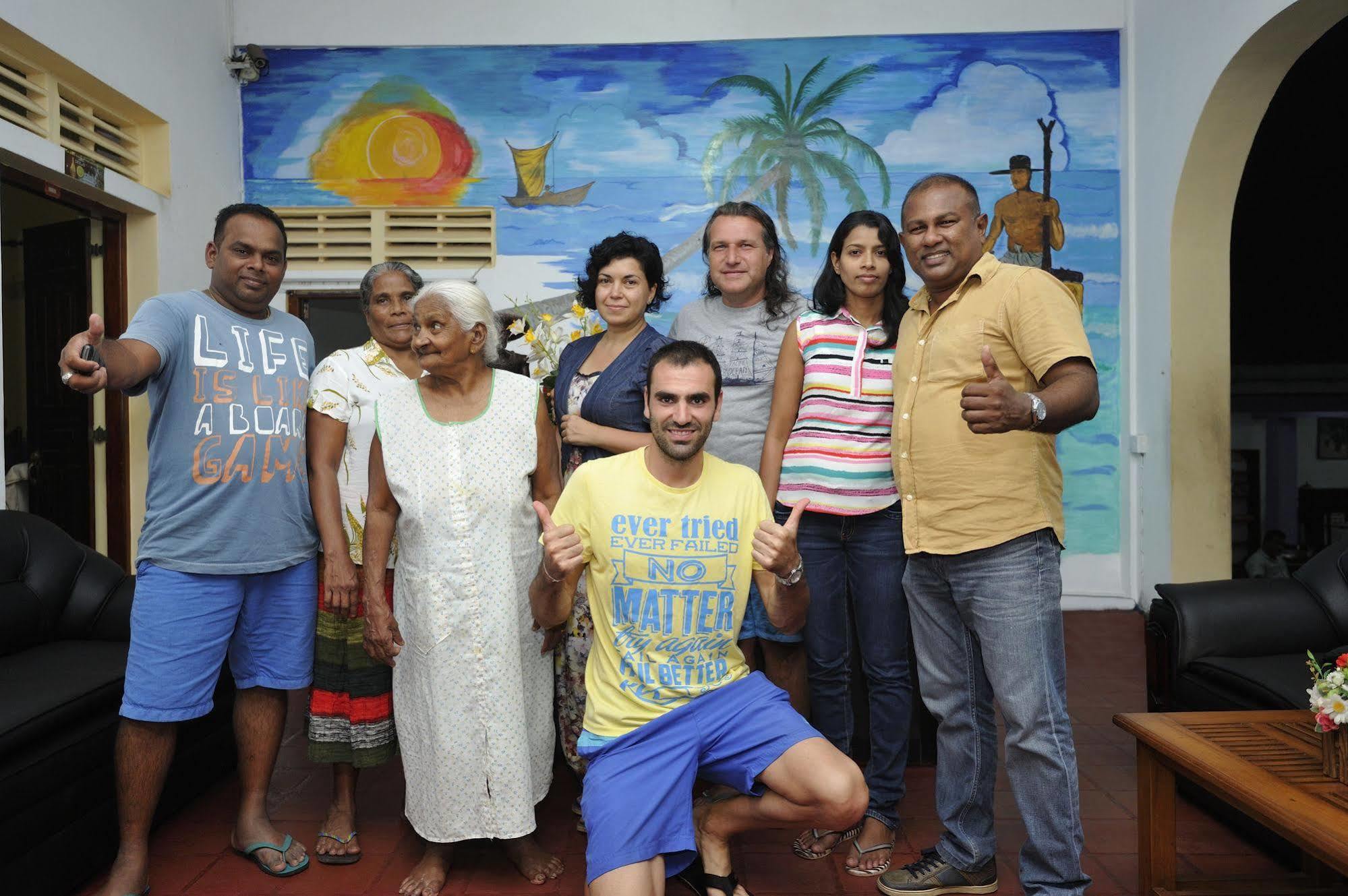 Happy Night Holiday Inn Unawatuna Exteriör bild
