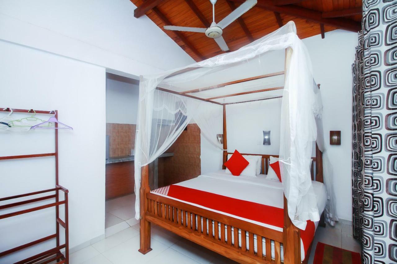 Happy Night Holiday Inn Unawatuna Exteriör bild