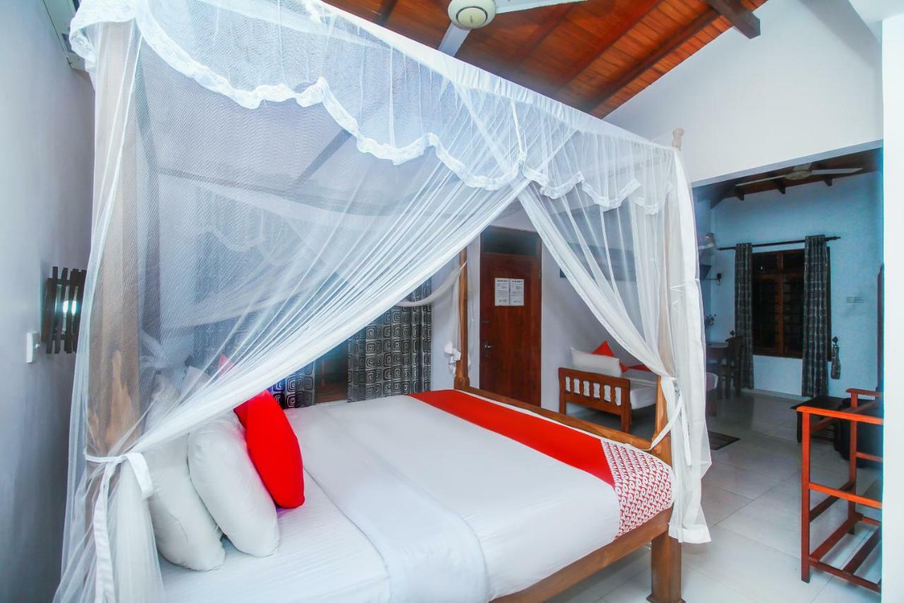 Happy Night Holiday Inn Unawatuna Exteriör bild