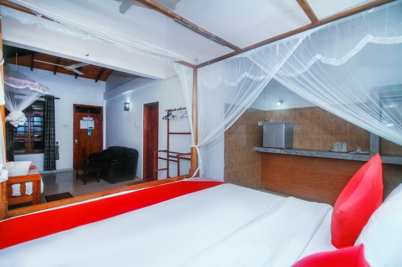 Happy Night Holiday Inn Unawatuna Exteriör bild