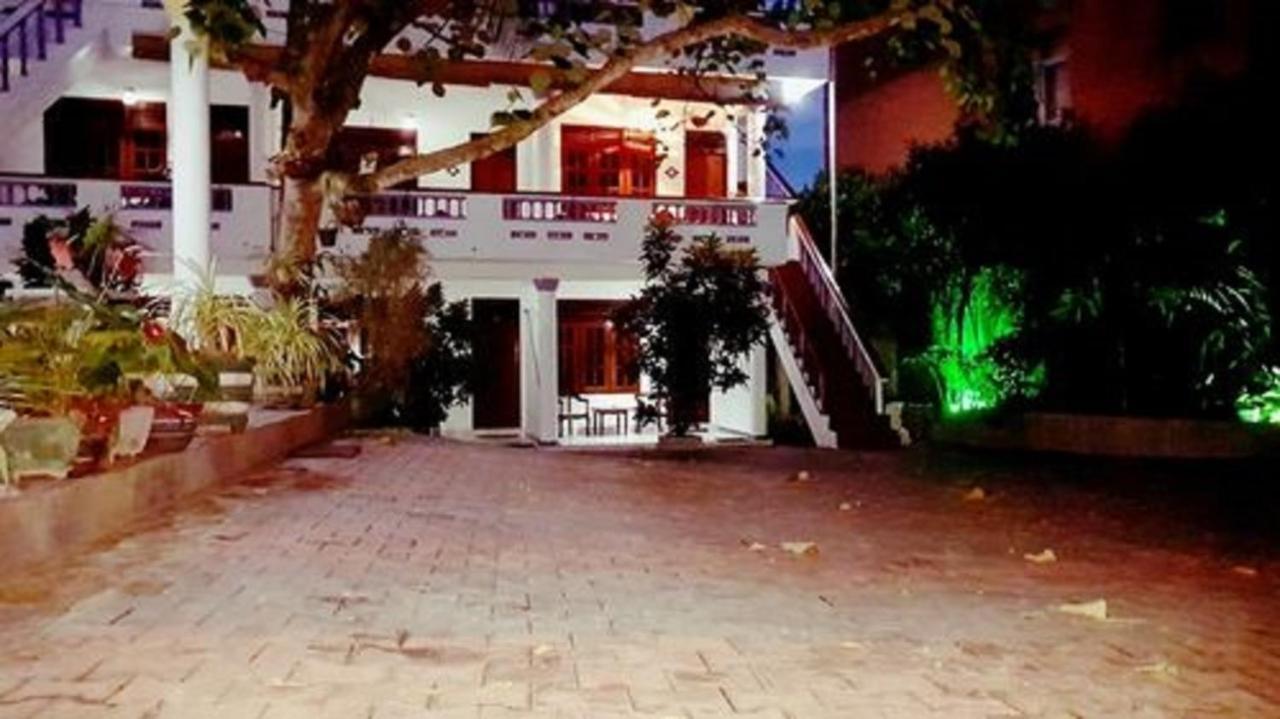 Happy Night Holiday Inn Unawatuna Exteriör bild